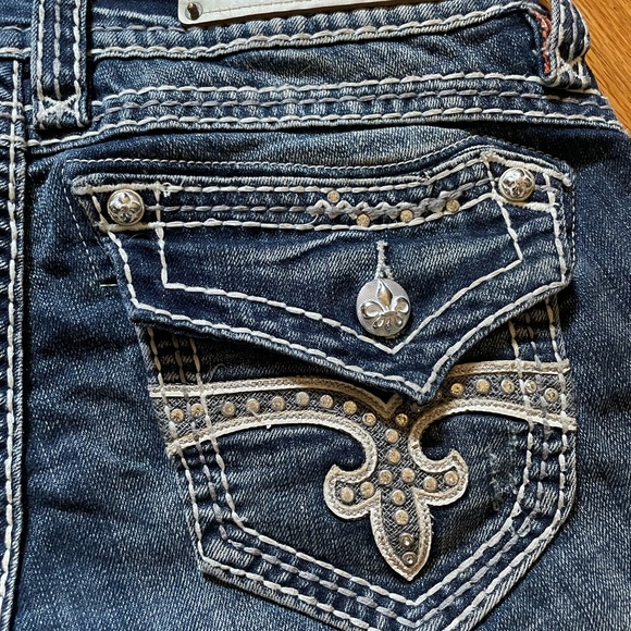 ***price Reduction*** Rock Revival Scarlett Embellished Mid Rise shorts. Org $52 - Picture 2 of 5